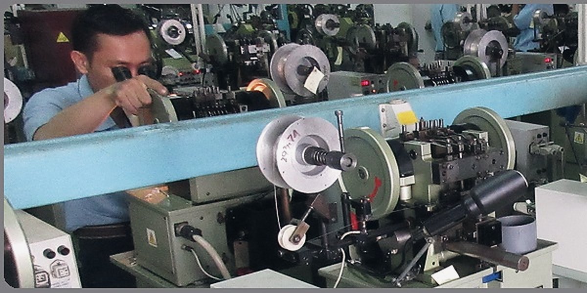 Chain making machines with an operator
