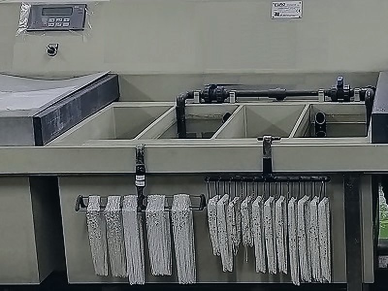 Plating tanks with chains
